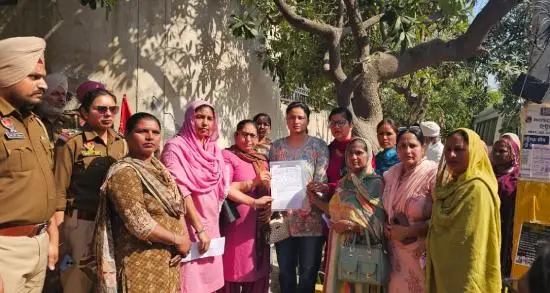 ਸੈਂਕੜੇ ਆਸ਼ਾ ਵਰਕਰਾਂ, ਫੈਸਿਲੀਟੇਟਰਾਂ ਅਤੇ ਮਿਡ ਡੇ ਮੀਲ ਵਰਕਰਾਂ ਵੱਲੋਂ ਕੈਬਨਿਟ ਮੰਤਰੀ ਹਰਭਜਨ ਸਿੰਘ ਈਟੀਓ ਦੇ ਘਰ ਦਾ ਕੀਤਾ ਘਿਰਾਓ